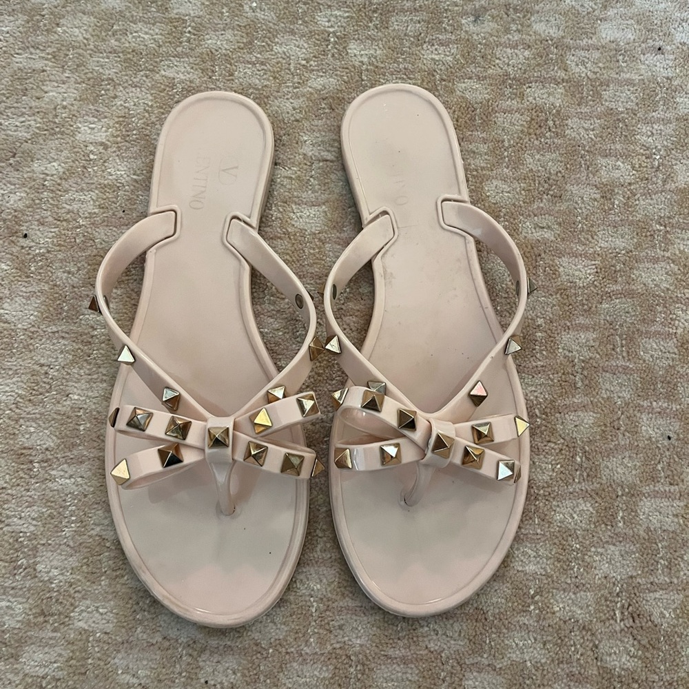 Valentino Garavani 
the rockstud rubber sandals